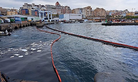 Transportes impone una garantía de 600.000 euros al buque 'K Onset' por un vertido de fuel en aguas de Ceuta.