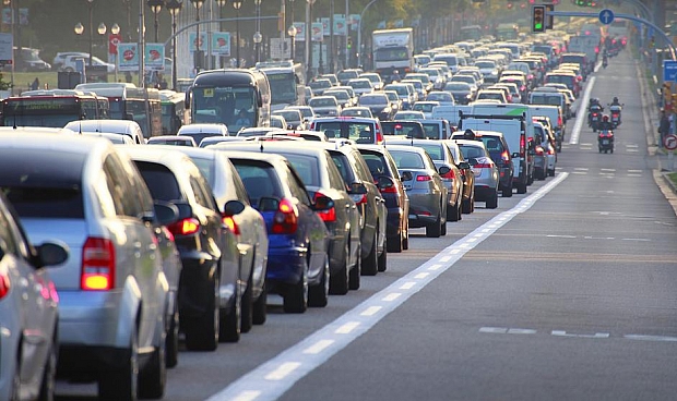 Hacienda estudia endurecer el impuesto de matriculación para 830.000 coches, según el sector.