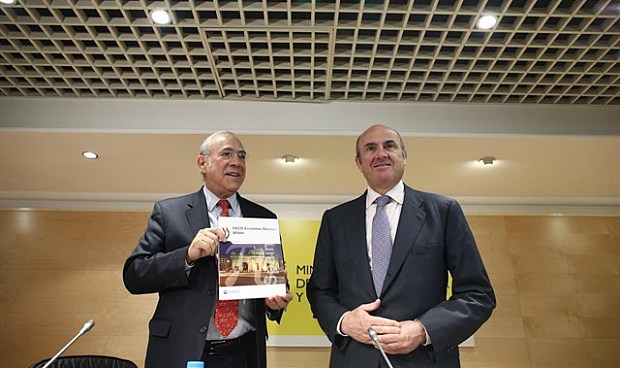 La OCDE cree que el Gobierno debería incrementar la tributación del litro de diésel hasta niveles cuando menos equivalentes a los del litro de gasolina.