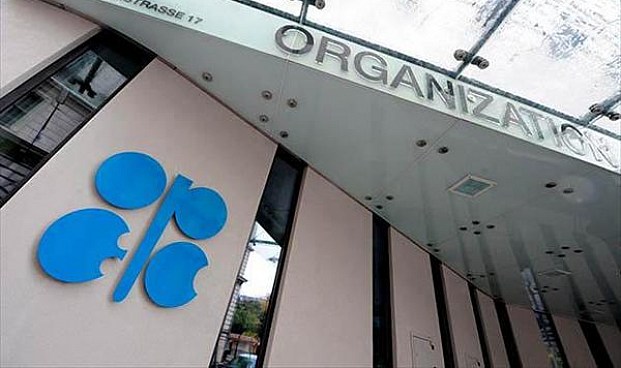 La OPEP cumple al 98% su compromiso de reducir la producción, según la AIE