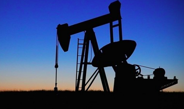 La producción de petróleo de la OPEP cae por primera vez desde marzo, hasta 79.000 barriles diarios.