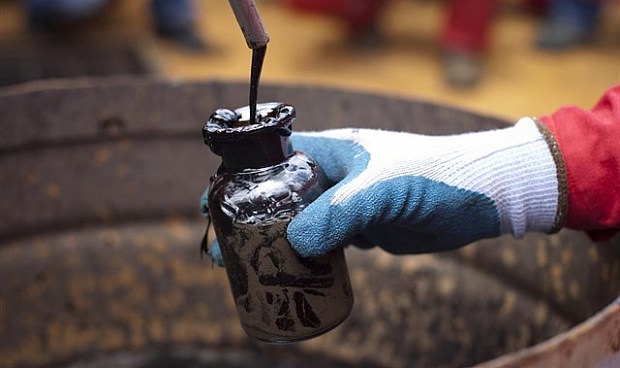 La demanda de petróleo se ralentizará en los próximos años ante el despliegue de las renovables, según la AIE