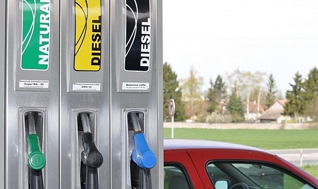 CEEES y Aevecar: El Gobierno confirma que la apertura de gasolineras desatendidas destruye miles de empleos en el sector.