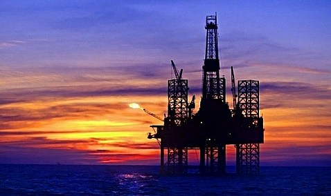 El petróleo cae más de un 4% ante el riesgo de que exista sobreoferta en el mercado.