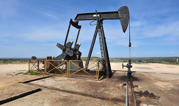La empresa que explota el yacimiento de La Lora (el pozo de petróleo más antiguo de España) recibe notificación del Gobierno para su desmantelamiento.