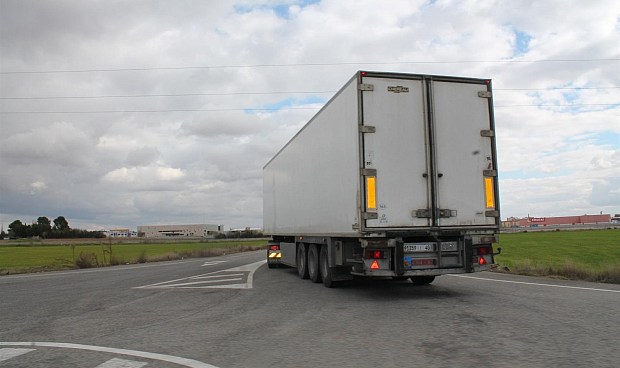 Los camioneros piden no pagar peaje si el Gobierno les obliga a circular por las autopistas.