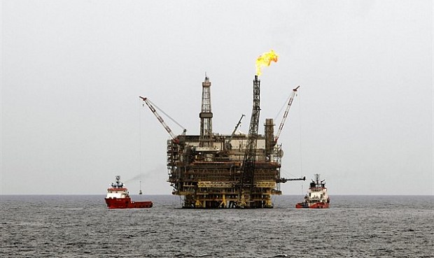 Arabia Saudí advierte de que no reducirá la producción de petróleo en solitario.