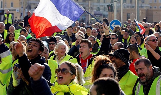 El Gobierno francés renuncia a subir los impuestos al combustible tras la ola de protestas de los 'chalecos amarillos'