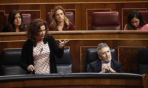 Montero acusa al PP de haber subido el precio de los carburantes en cinco CCAA con los P.G.E.