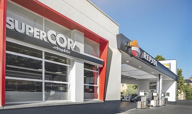 Repsol acelerará este año su alianza con El Corte Inglés y prevé superar las 350 tiendas en sus gasolineras.