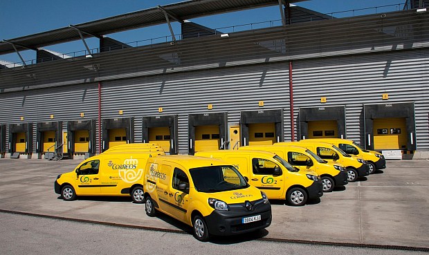 Correos saca a concurso la compra de casi 300 furgonetas diésel para reparto.