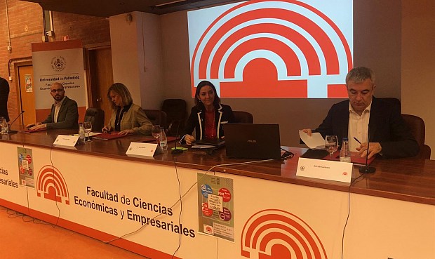 Maroto dice que el sector del automóvil no peligra, pero defiende su adaptación a exigencias de la UE.