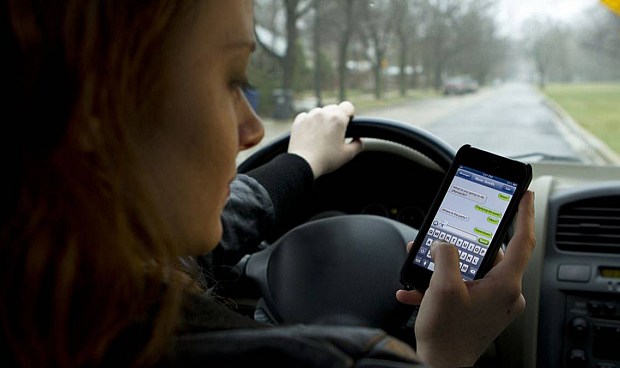 La DGT reforzará el control del móvil al volante en Semana Santa, con 200 euros y 3 puntos de sanción.