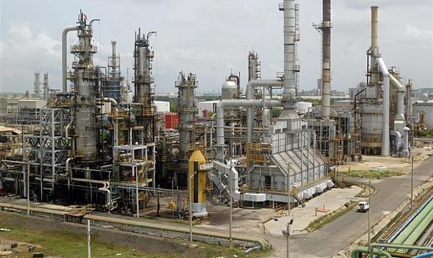 La petrolera estatal de Colombia activa un plan de contingencia ante los ataques contra uno de sus oleoductos