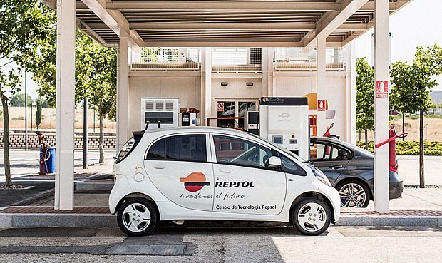 Repsol estima que el 30% de los coches nuevos que entren en el mercado en 2030 serán eléctricos.