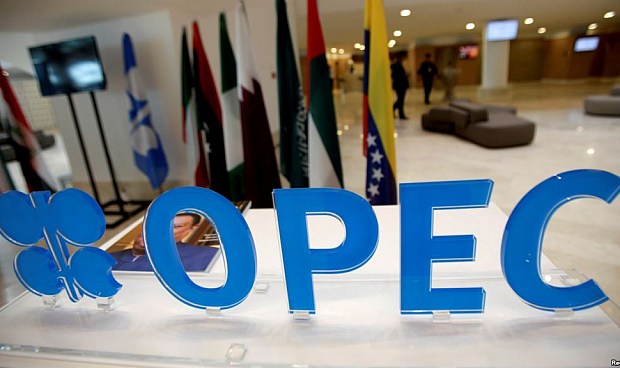 La OPEP mantiene su producción en abril, cumpliendo su acuerdo de recorte.