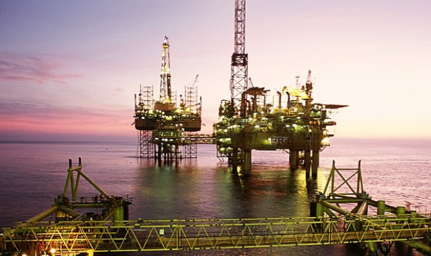 El petróleo cae hasta un 4% y toca su nivel más bajo desde enero.