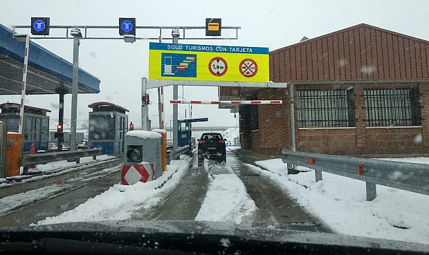 La OCDE insta a crear peajes para compensar la caída de ingresos por carburante por el coche eléctrico.