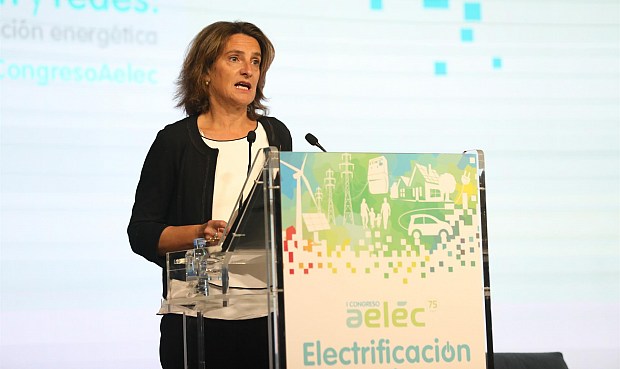 El Gobierno dará 6 meses adicionales a pequeñas gasolineras para instalar puntos de recarga eléctrica.