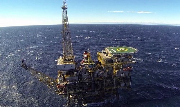 La sobreoferta de petróleo puede forzar a la OPEP al mayor ajuste desde 2003, según la AIE.