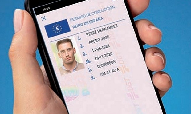 La DGT trabaja en una 'app' para llevar el carné y la documentación del vehículo en el móvil.