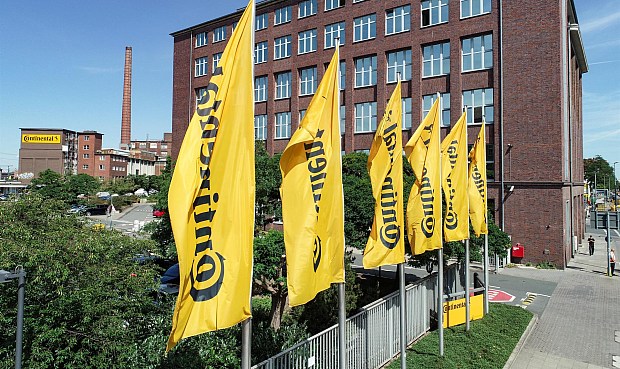 Continental reduce un 32% su beneficio en el semestre y avanza un plan de contención de gastos.