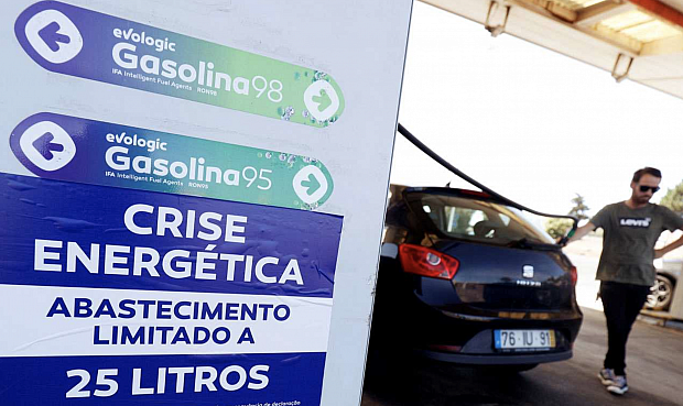 Largas colas de espera en algunas gasolineras españolas por la huelga de transportistas en Portugal.