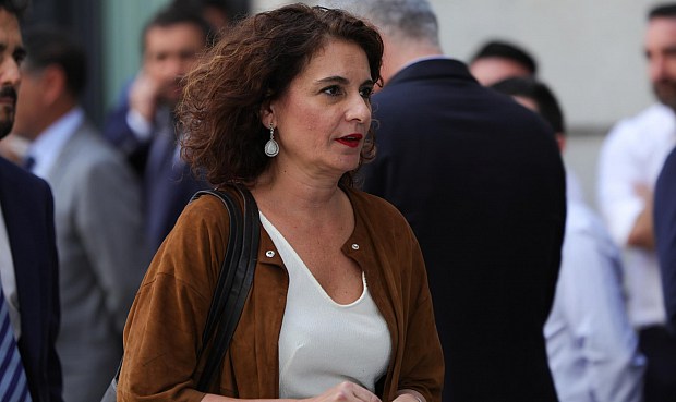 Montero admite que el Gobierno estudia
