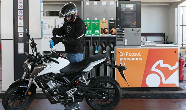 Repsol lanza en 25 de sus estaciones 'Moto Stop', un nuevo espacio dedicado a los motociclistas.