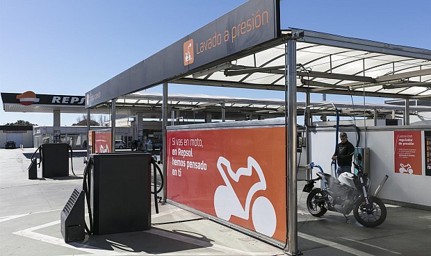 Repsol lanza en 25 de sus estaciones 'Moto Stop', un nuevo espacio dedicado a los motociclistas.