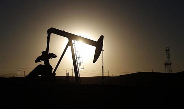 El petróleo retrocede un 5% ante los rumores de que Arabia Saudí recupere la producción antes de lo previsto.