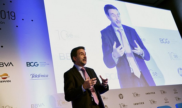 Imaz (Repsol) advierte del dilema de ganar dinero cada trimestre y hacer una empresa sostenible a largo plazo.
