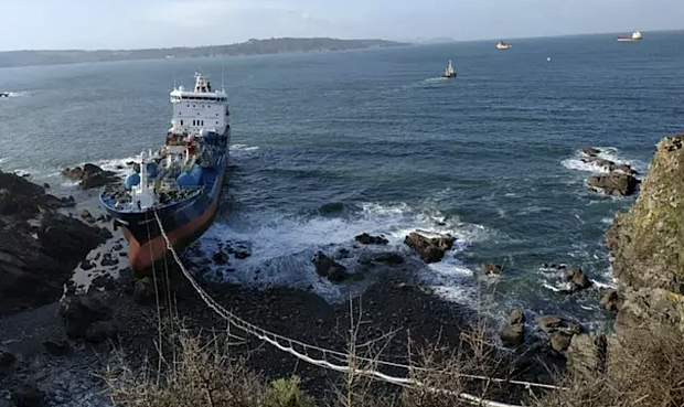 La mayor parte del fuel y gasóleo del 'Blue Star' ya han sido extraídos del buque accidentado