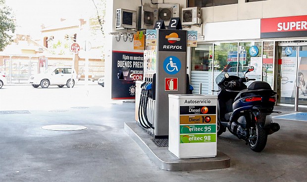 Repsol no podrá ampliar su red de gasolineras en 33 territorios el próximo año, al superar el 30% de cuota.