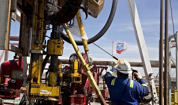El coronavirus provoca la primera caída trimestral del consumo de petróleo en más de una década, según AIE.