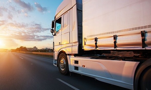 El Gobierno insta a gasolineras y centros de carga a facilitar aseo y comida a los transportistas.