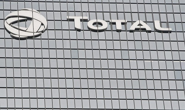 Total cancela su plan de recompra de acciones y reducirá un 20% su inversión.