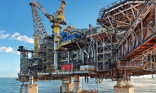 Chevron recortará sus inversiones en 3.675 millones y cancela su plan de recompra de acciones.