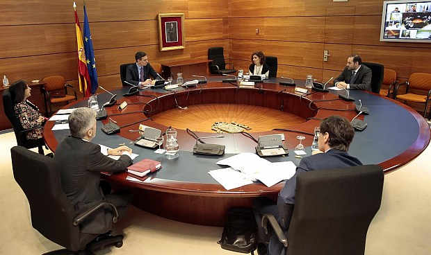 El Gobierno aprueba endurecer el confinamiento y paraliza las actividades no esenciales durante dos semanas.