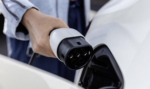 La nueva normativa europea de emisiones dispara un 66% las automatriculaciones de híbridos y eléctricos.