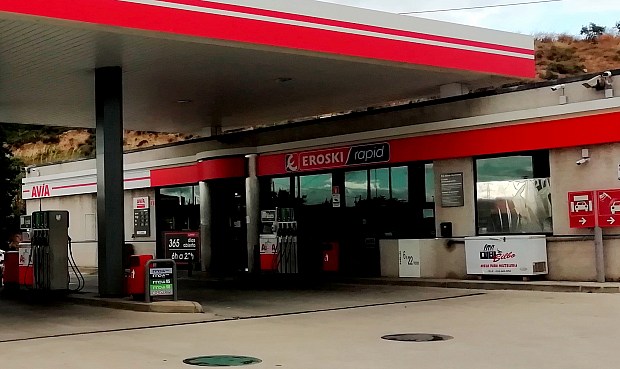 Eroski y AVIA firman un acuerdo para expandir los supermercados RAPID en las gasolineras del operador petrolífero.