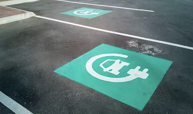 El Gobierno aprueba el Moves con 100 millones de presupuesto y ayudas de 5.500 euros al coche eléctrico.