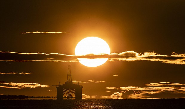 El petróleo escala a niveles previos a la pandemia Plataforma de exploración petrolera.