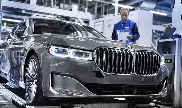 Fabricantes de automóviles piden retrasar los nuevos requisitos de emisiones tras la caída en ventas.