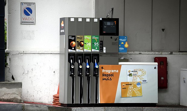 Equiparar el diésel a la gasolina incrementaría la recaudación en 2.400 millones, según la AIRef.