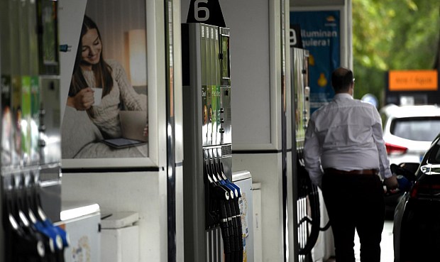 OCU detecta un ahorro de hasta el 30% en combustible en las gasolineras de las principales rutas vacacionales.