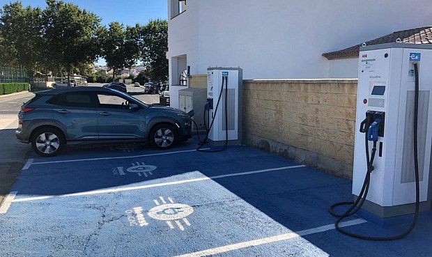 El precio medio de un coche eléctrico es un 54% mayor que su alternativa de motor convencional.