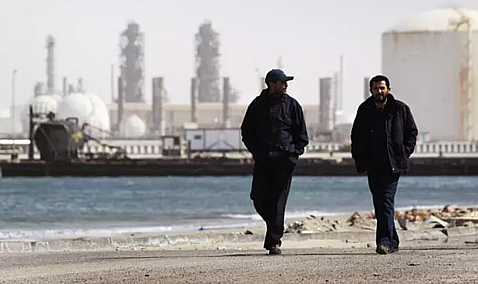 La compañía petrolera estatal de Libia levanta el estado de fuerza mayor en campos y puertos seguros.
