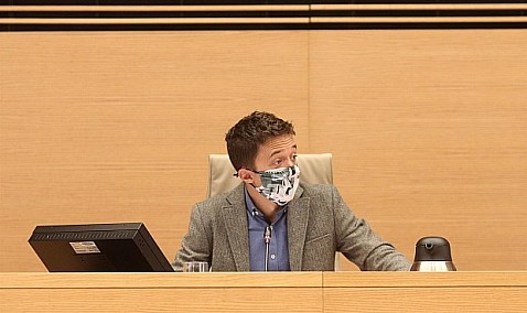 Más País cree que el Gobierno mantendrá la subida al diésel frente a 'posiciones obsoletas de Cs y PNV'.