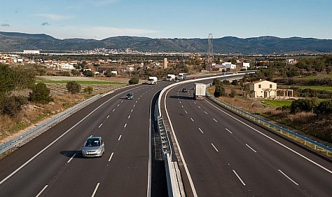 Exceso de velocidad y uso del móvil, factores que más preocupan en las autopistas en la pandemia.